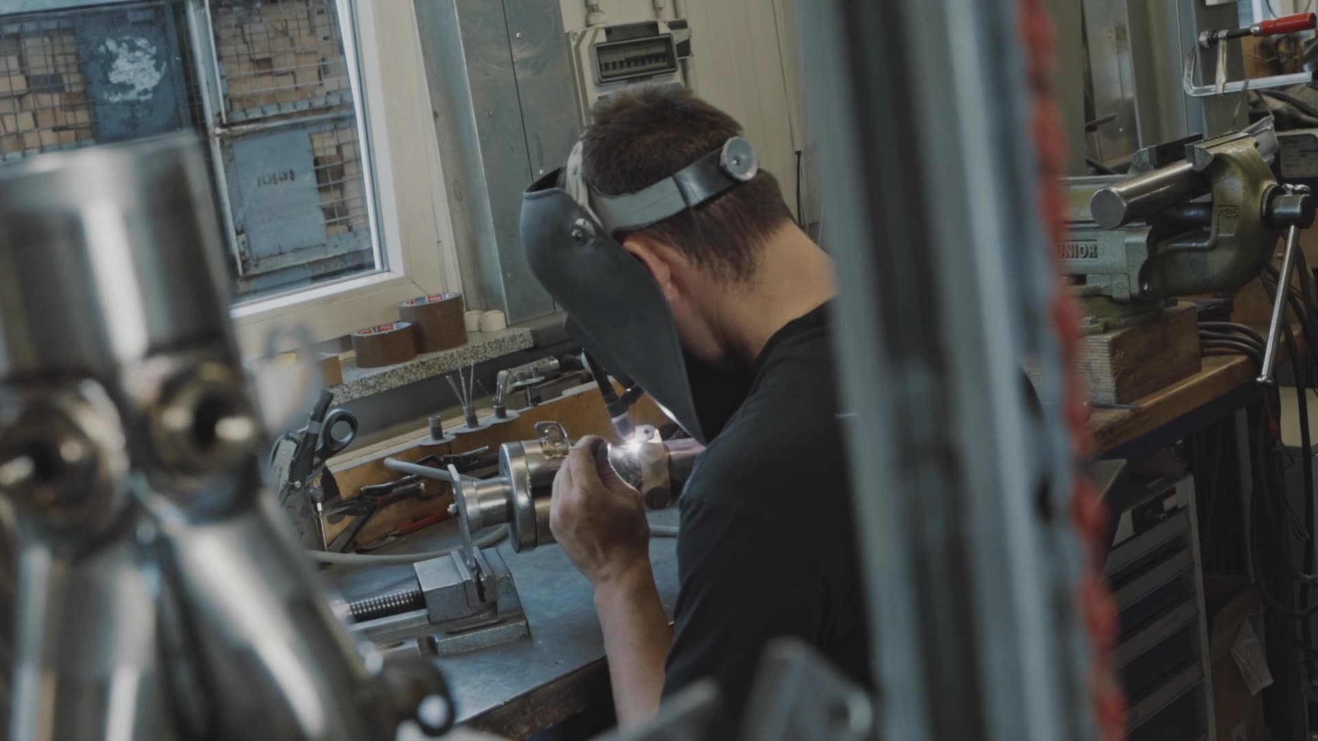 Fachkraft bei der präzisen Bearbeitung eines Bauteils in der Fertigung der XProductions GmbH