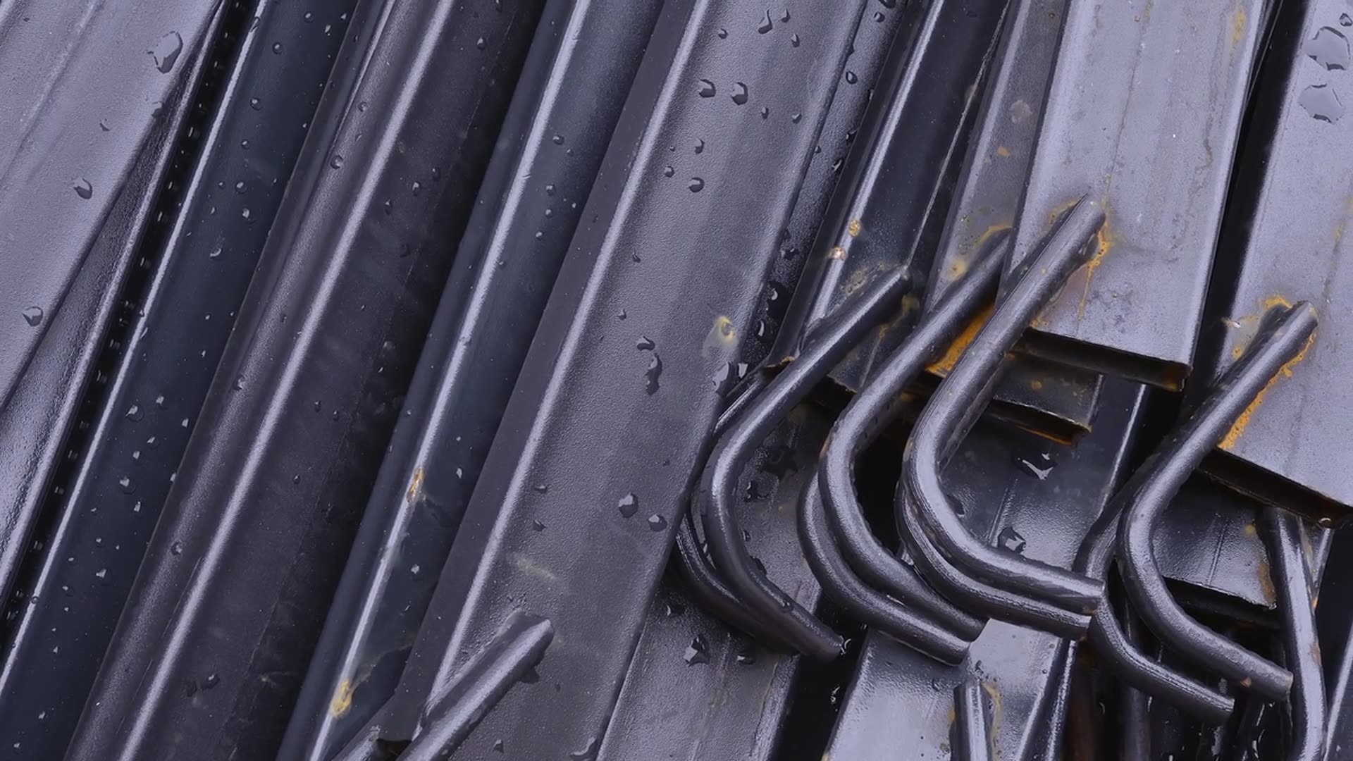 Hochwertige gebogene Metallkomponenten – sicher verpackt für den Transport